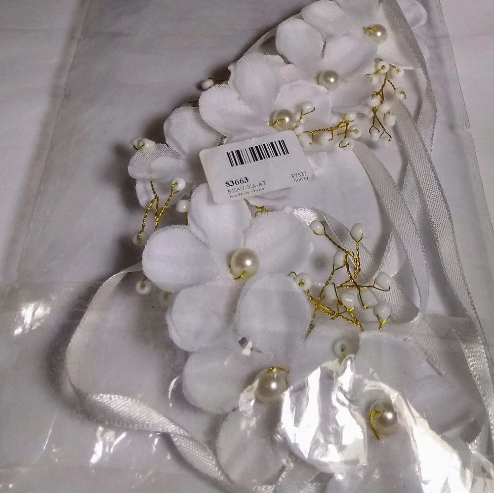 Bridesmaid hair accessory
